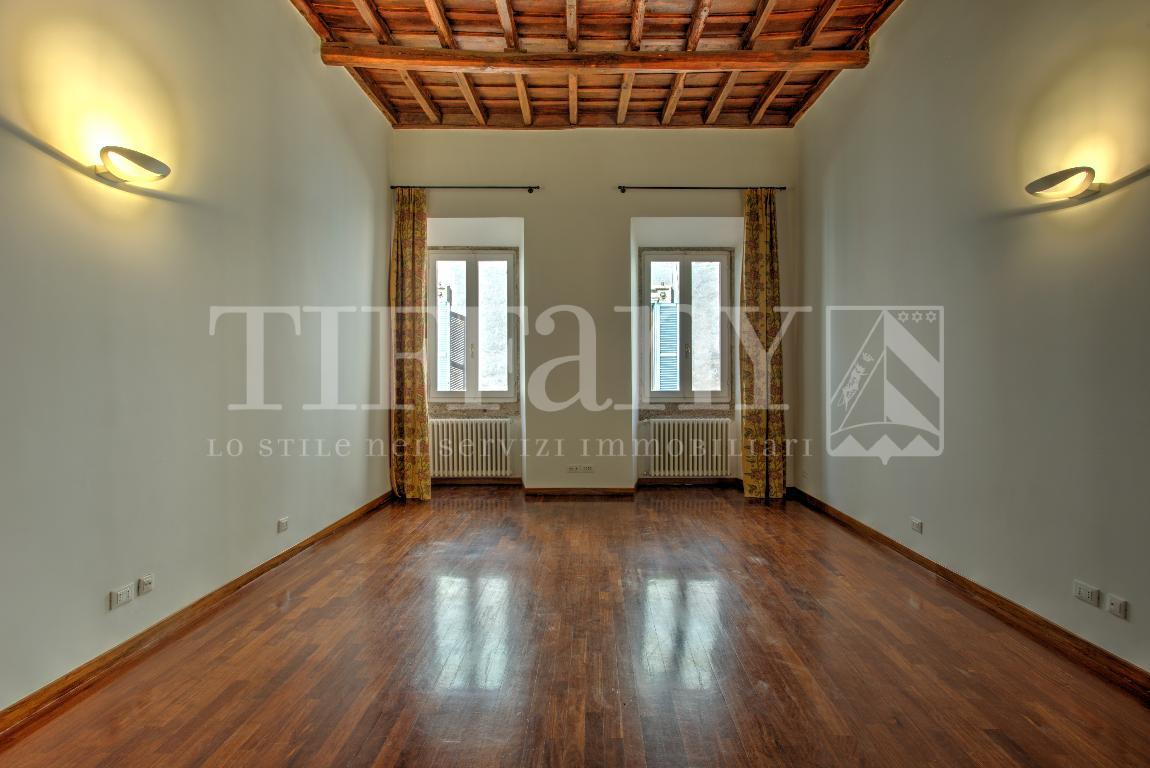 Appartamento ROMA vendita  Centro storico Via del Seminario Tiffany Srl Studio Immobiliare