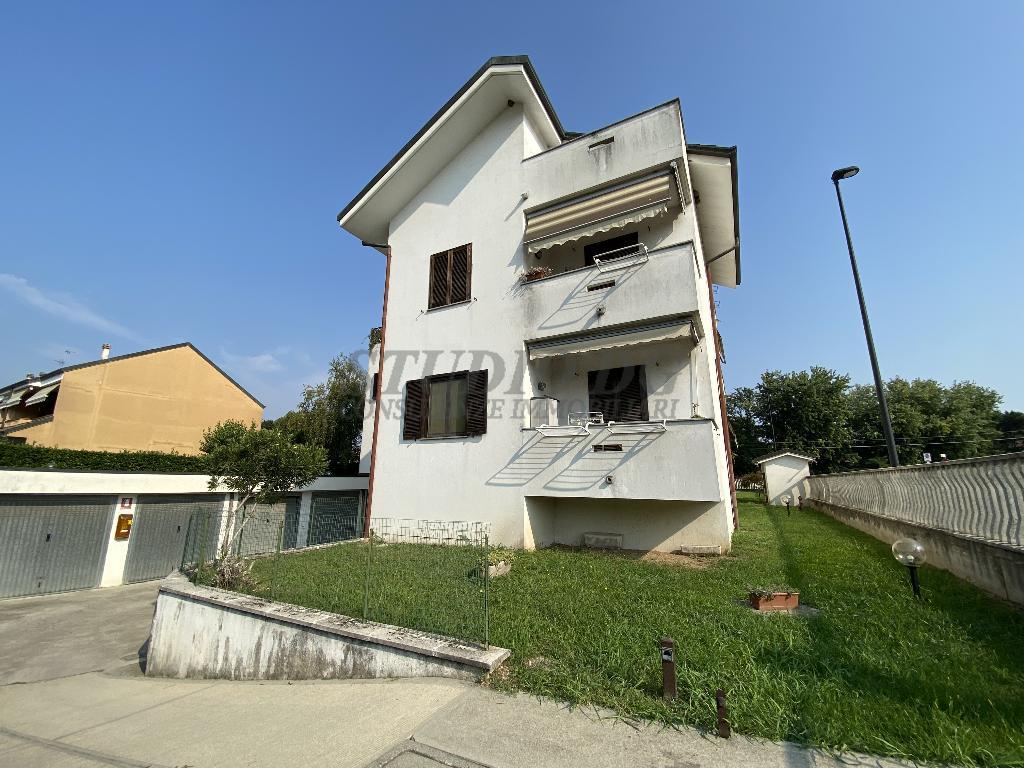 Appartamento LIMBIATE vendita   via Brianza Studio DG Immobiliare Limbiate